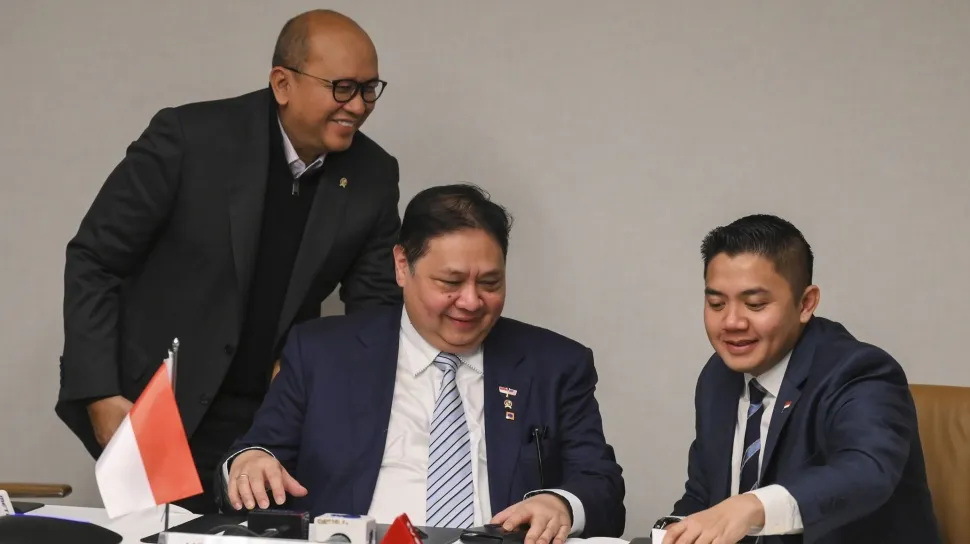Seskab Teddy Bercanda Jadi 'Pajangan' di Konferensi Pers Perjanjian Dagang