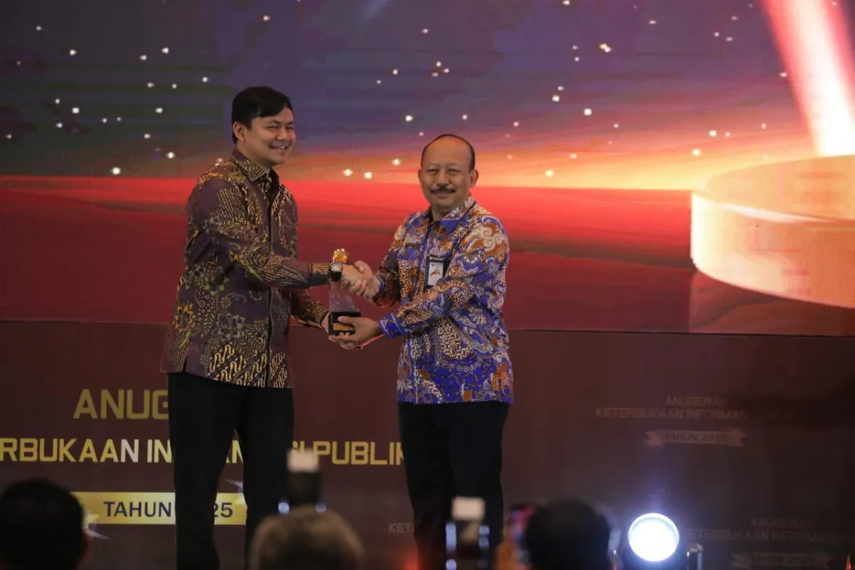 Kementerian PANRB Terima Anugerah Badan Publik Informatif 2025