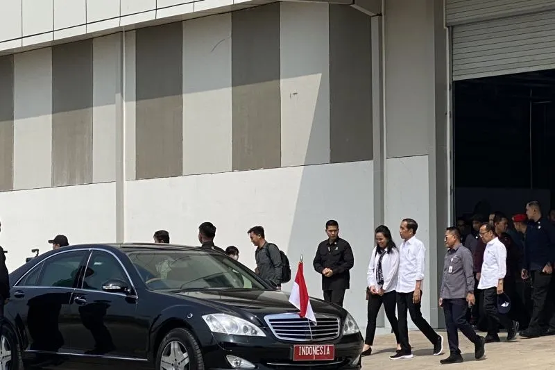 Presiden Jokowi Tinjau Proyek Kereta Cepat di Tegalluar, Bandung