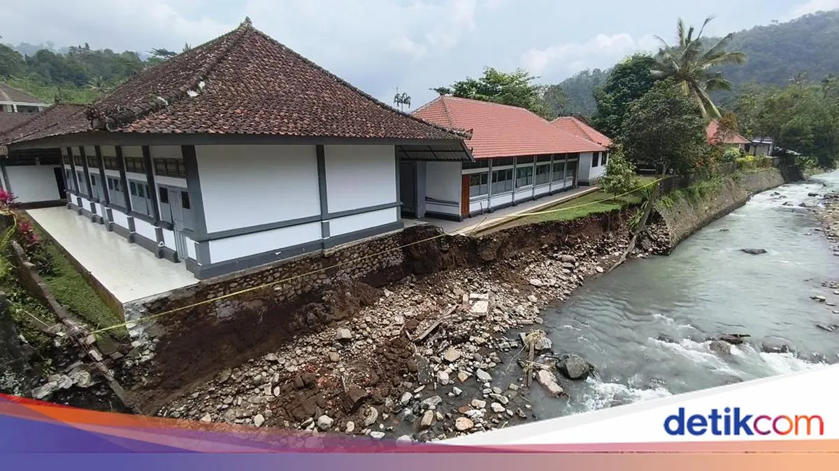 Proses Belajar Daring di SMPN 3 Busungbiu Akibat Kerusakan Bangunan