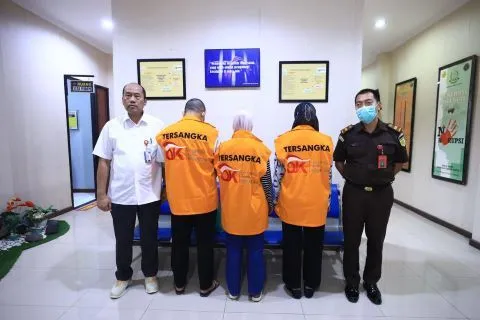 OJK Serahkan Tiga Tersangka Kasus Perbankan BPR Panca Dana ke Kejaksaan