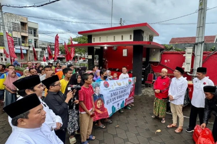 DPD PDI Perjuangan Jatim Bagikan 500 Paket Takjil Selama Ramadan