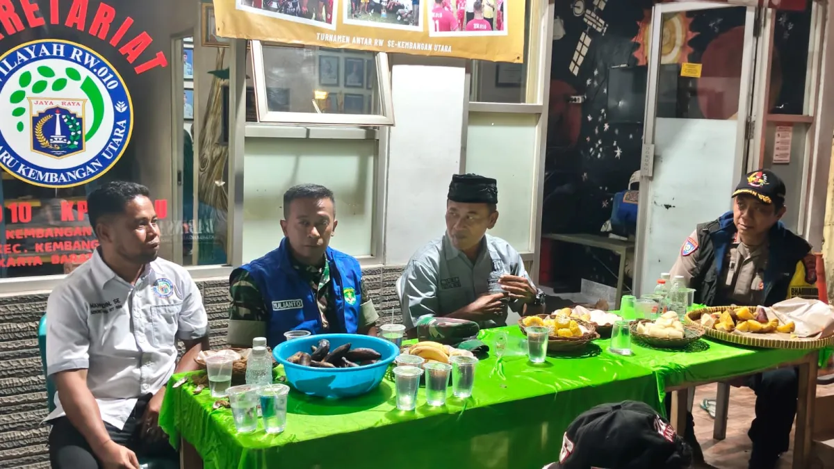 Babinsa Serka Yulianto Tingkatkan Keamanan Melalui Siskamling dan Dialogis