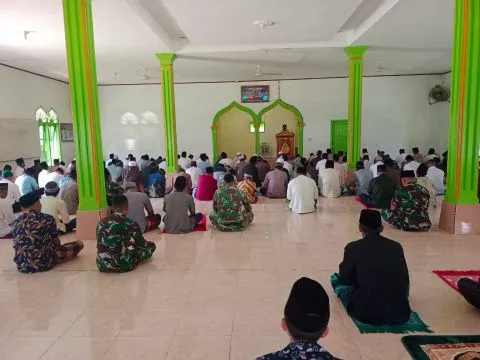 Satgas TMMD Perkuat Hubungan Sosial Melalui Salat Jumat Bersama Warga