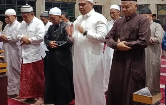 Bupati Kukar Hadiri Salat Tarawih Perdana di Tenggarong