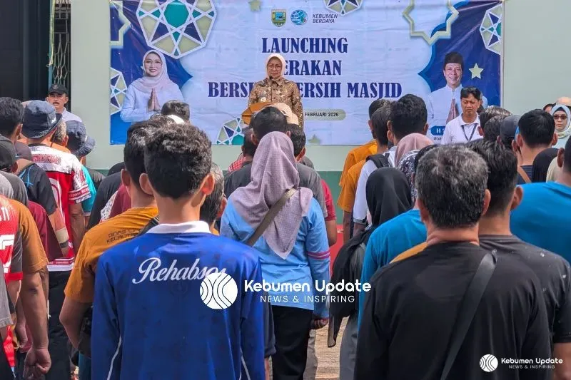 Bupati Kebumen Pimpin Gotong Royong Bersihkan Masjid Menyambut Ramadan