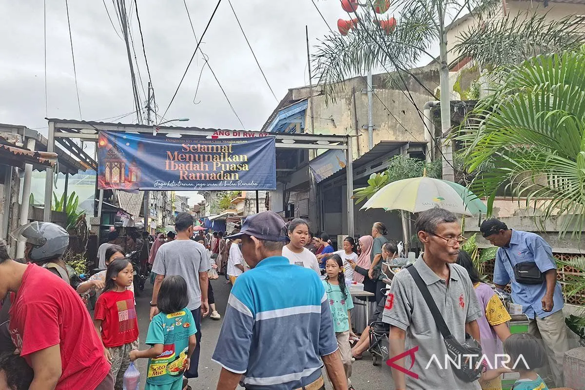 Warga Bidara Cina Berburu Takjil Meski Diterpa Banjir