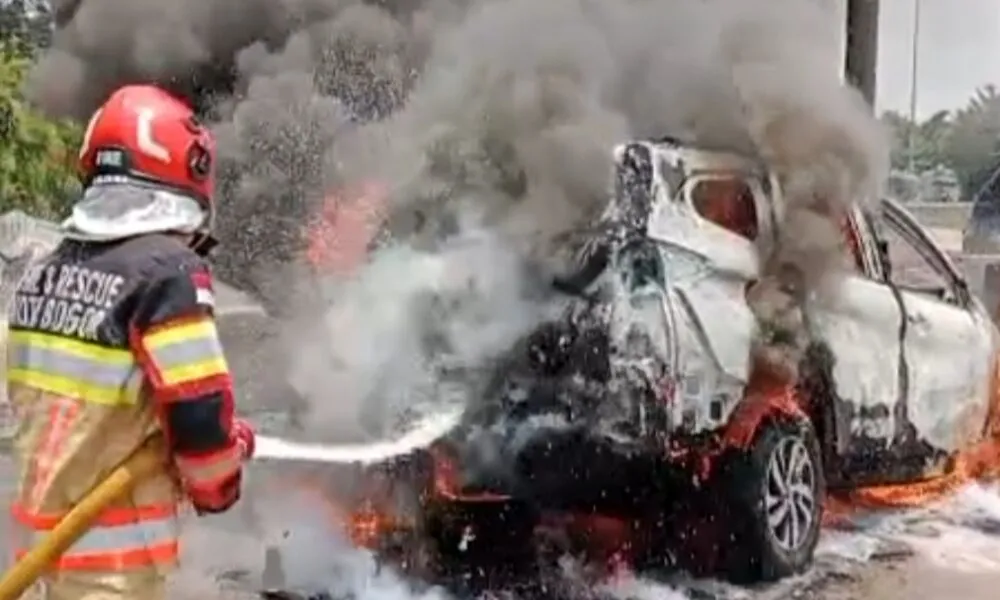 Kecelakaan Tunggal Mengakibatkan Mobil Terbakar di Gerbang Tol Ciawi