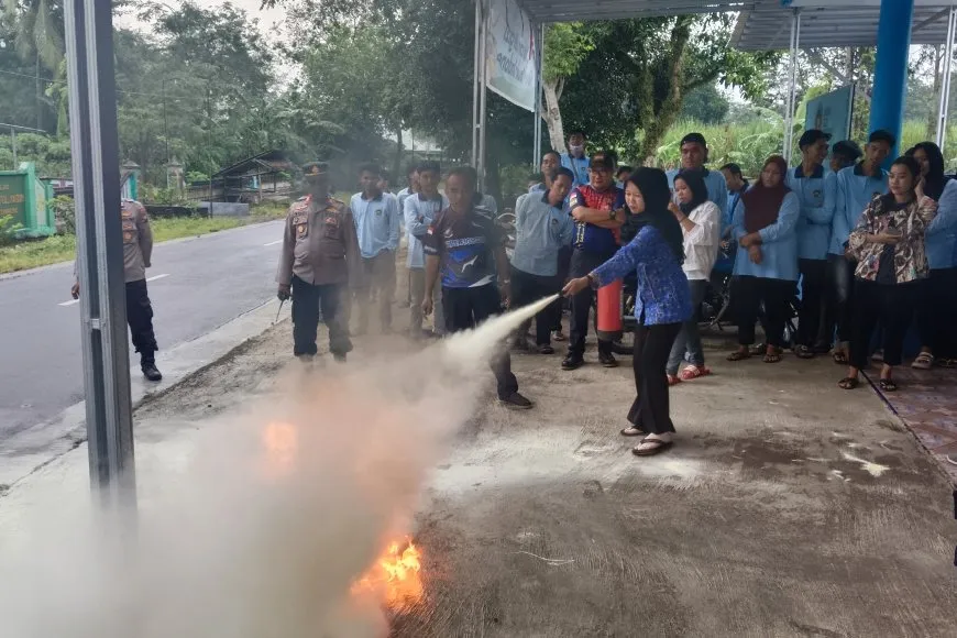 Damkar Bondowoso Gelar Sosialisasi Proteksi Kebakaran untuk Relawan Dapur