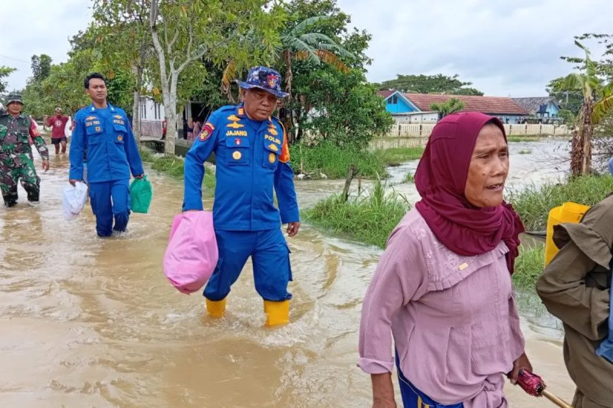 Evakuasi Massal Warga Terdampak Banjir di Desa Karangligar Karawang