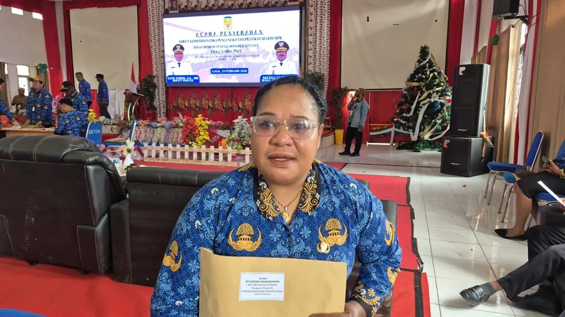 Belandina Soangburaro Terima SK PNS, Ucapkan Terima Kasih kepada Pemkab Puncak dan Bupati Elvis Tabuni