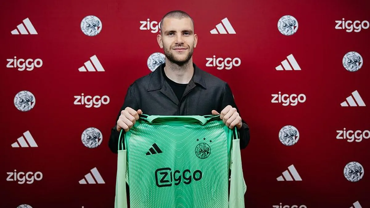 Maarten Paes Siap Gantikan Kiper Utama Ajax yang Cedera