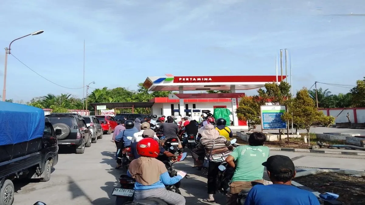 Pentingnya Menghindari Panic Buying dan Penimbunan BBM di Tengah Krisis Distribusi