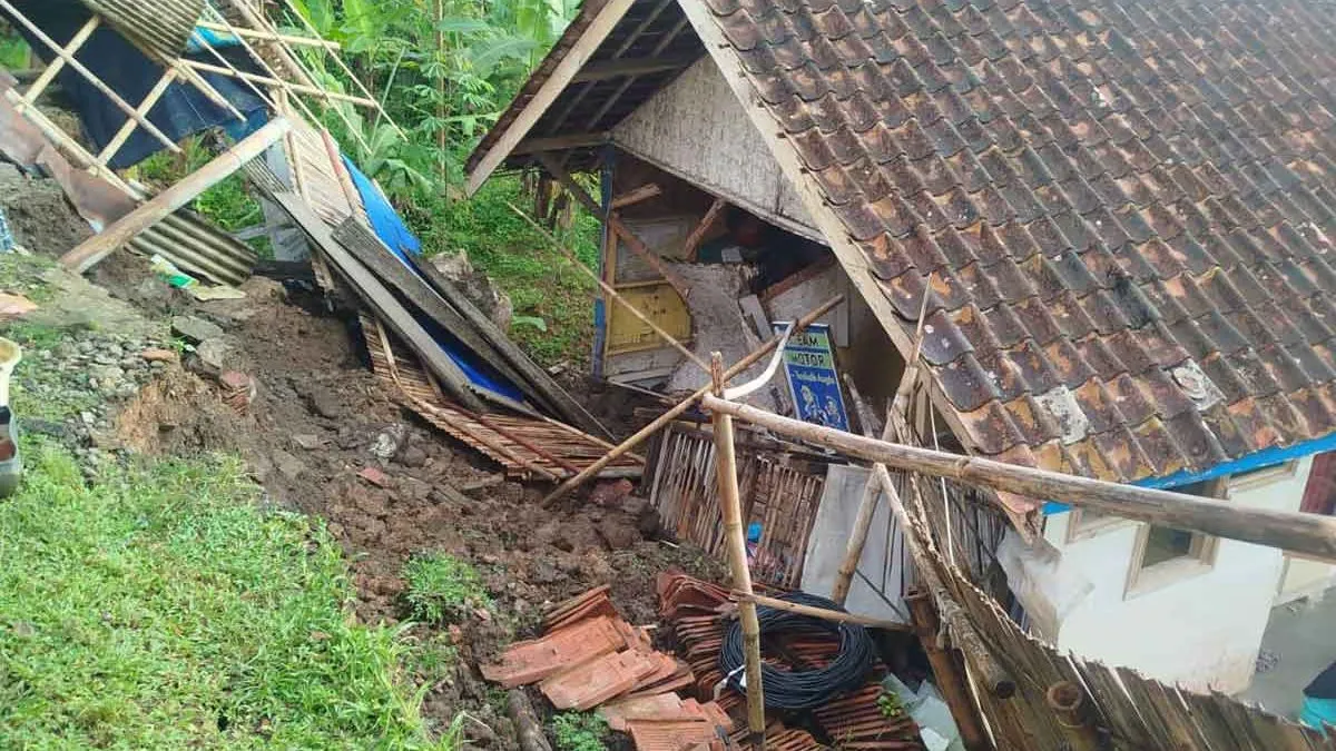Longsor di Majalengka Rusak Dua Rumah dan Ancaman Putusnya Jalan Poros