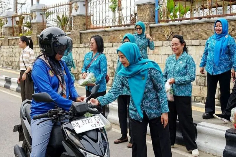 PKK Barut Bagikan 200 Paket Sayur dan Telur di Jumat Berkah