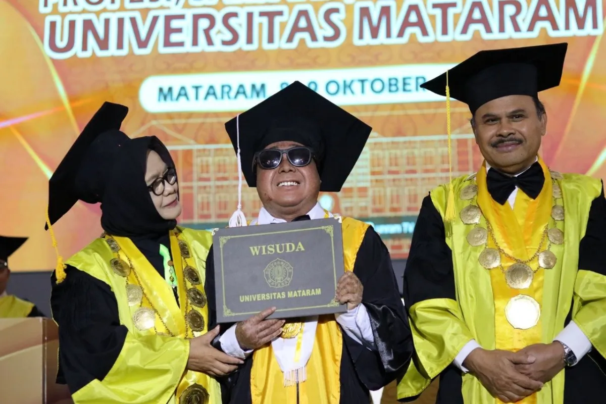 Wisuda Unram 2025: Abdul Gawi Berikan Inspirasi bagi Mahasiswa Difabel