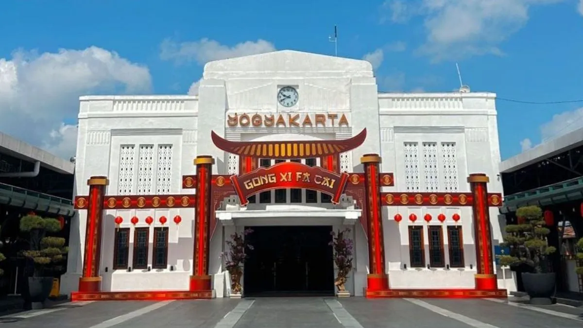 KAI Daop 6 Yogyakarta Hiasi Stasiun Menyambut Imlek 2026