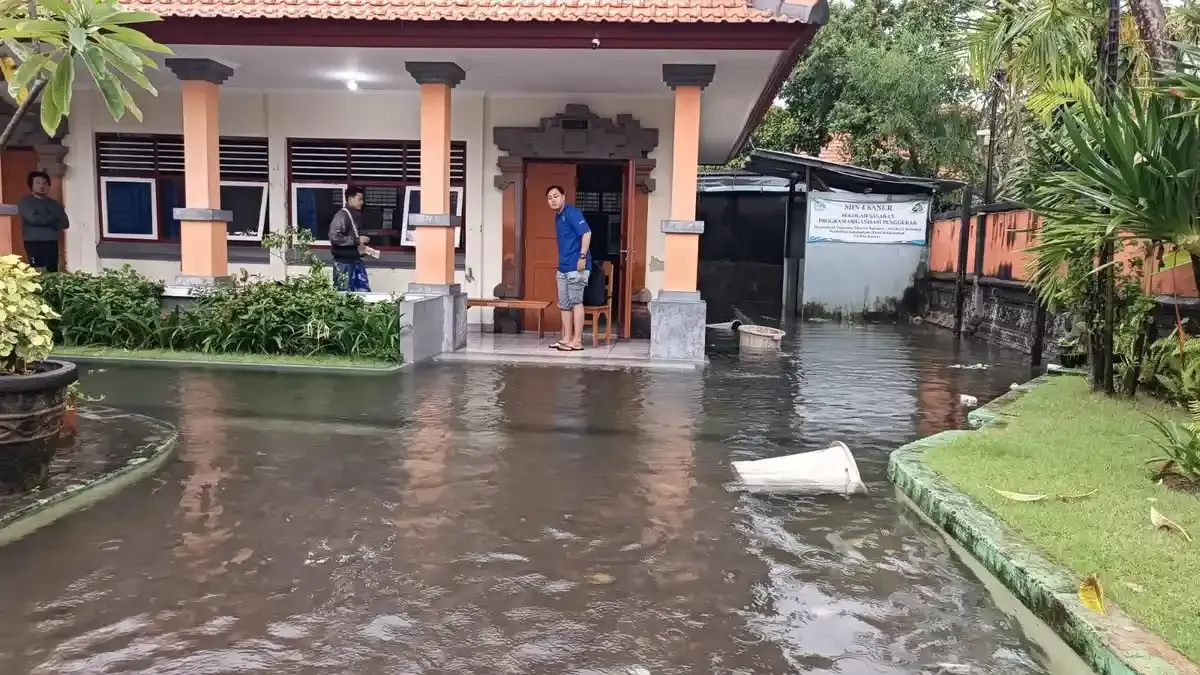 Banjir Rendam SDN 4 Sanur, Siswa Belajar Daring