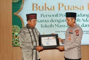 Kapolres Padangsidimpuan Terima Penghargaan dari Raja Luat Losung Batu