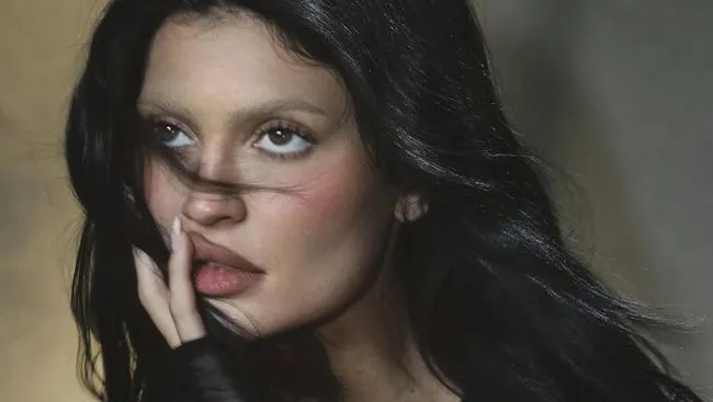 Kylie Jenner Luncurkan Koleksi Mode Kolaborasi dengan Dilara Findikoglu