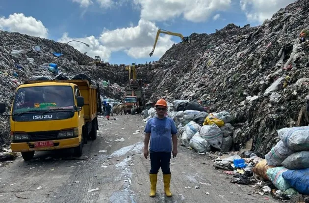 DLH Makassar Melakukan Pengerukan Akses Jalan di TPA Antang untuk Optimalisasi Pengelolaan Sampah