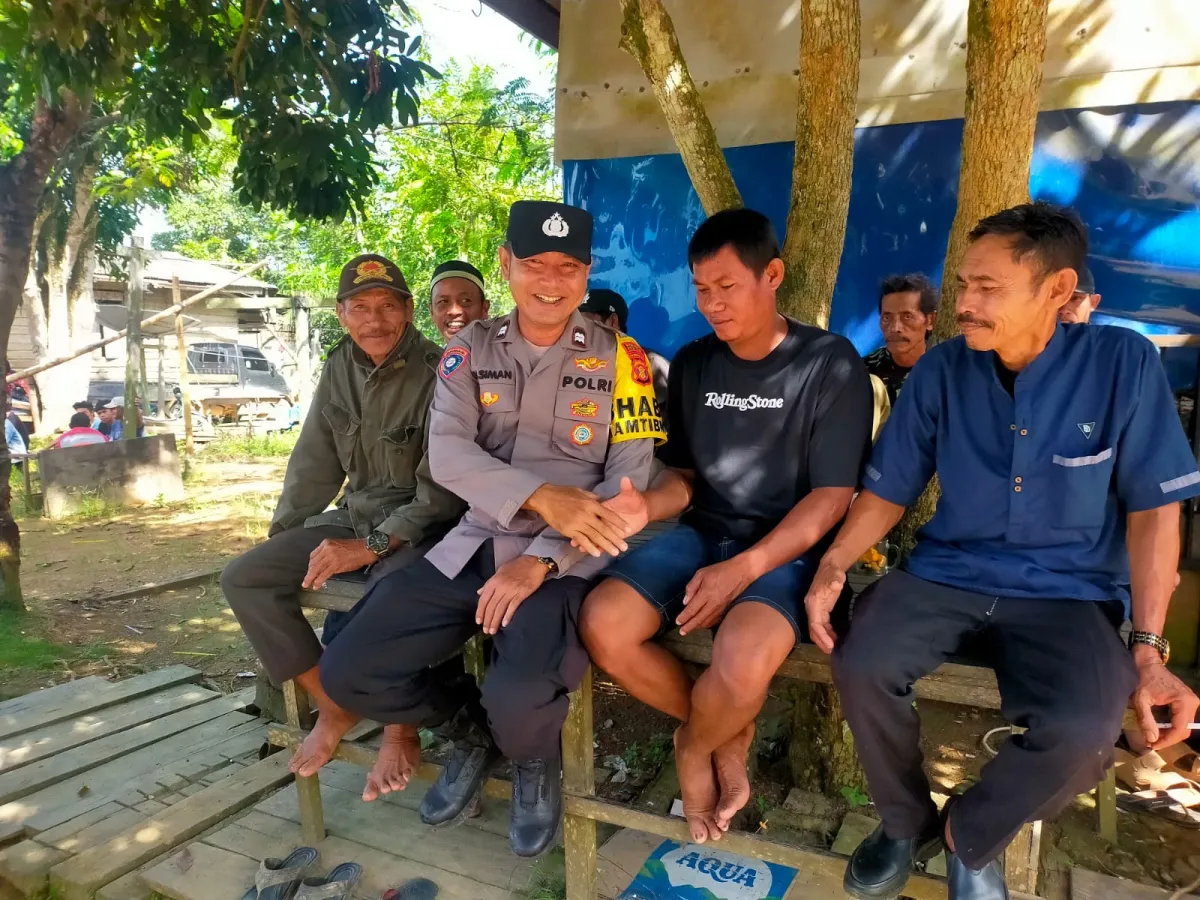 Bhabinkamtibmas Polsek Muara Bengkal Sambangi Warga untuk Tingkatkan Keamanan