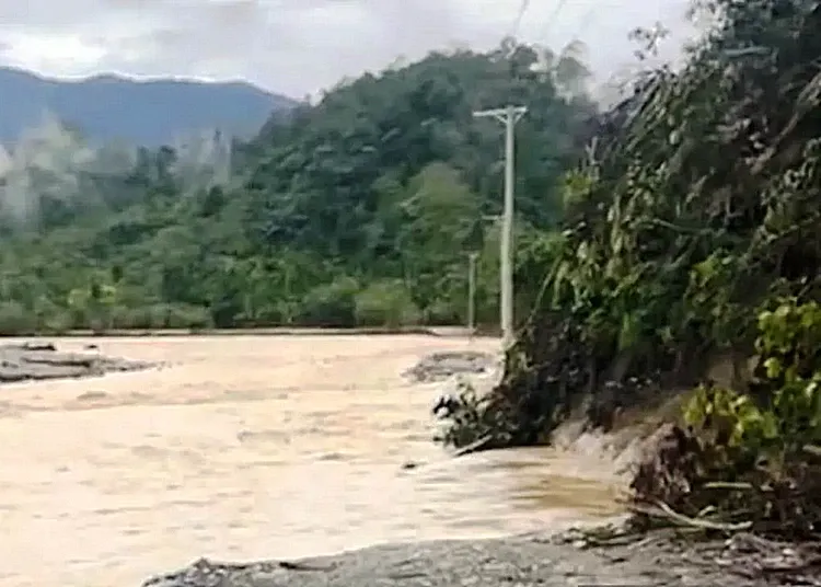 Banjir Rendam Akses Jalan Menuju Komunitas Adat Sikundo Aceh Barat