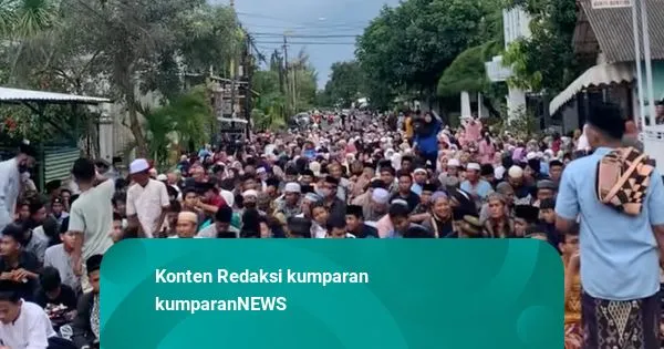 Warga Sumenep Antre Sejak Siang untuk Salat Tarawih dan Zakat Rp 300 Ribu