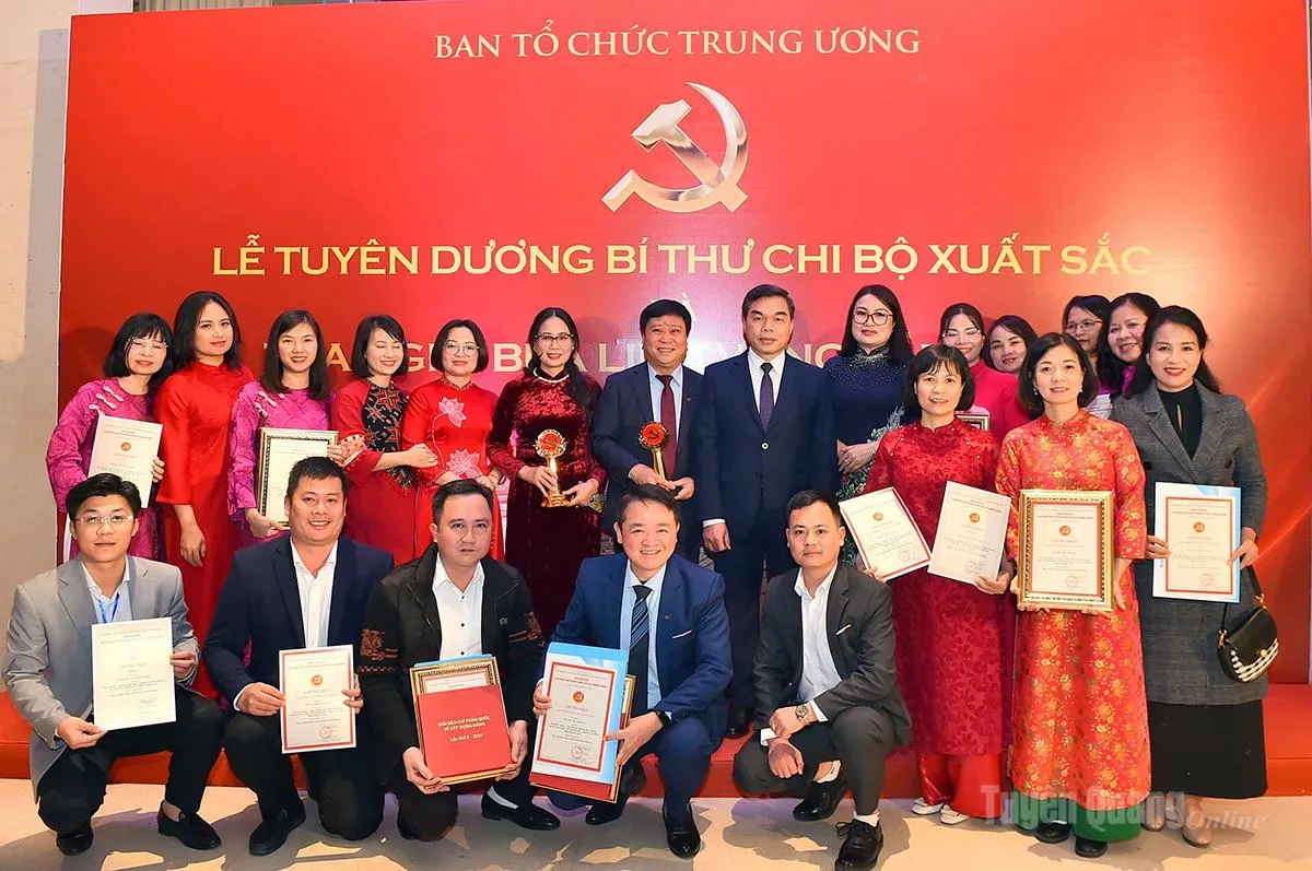 Tuyen Quang Raih Dua Penghargaan di Ajang Palu dan Sabit Emas 2025
