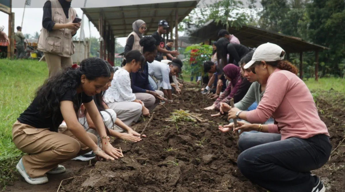 Mahasiswa Internasional UKSW Belajar Wirausaha Olahan Singkong di Salatiga