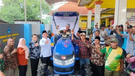 Bantuan Traktor Roda Empat Tingkatkan Produktivitas Petani di Wonokasian