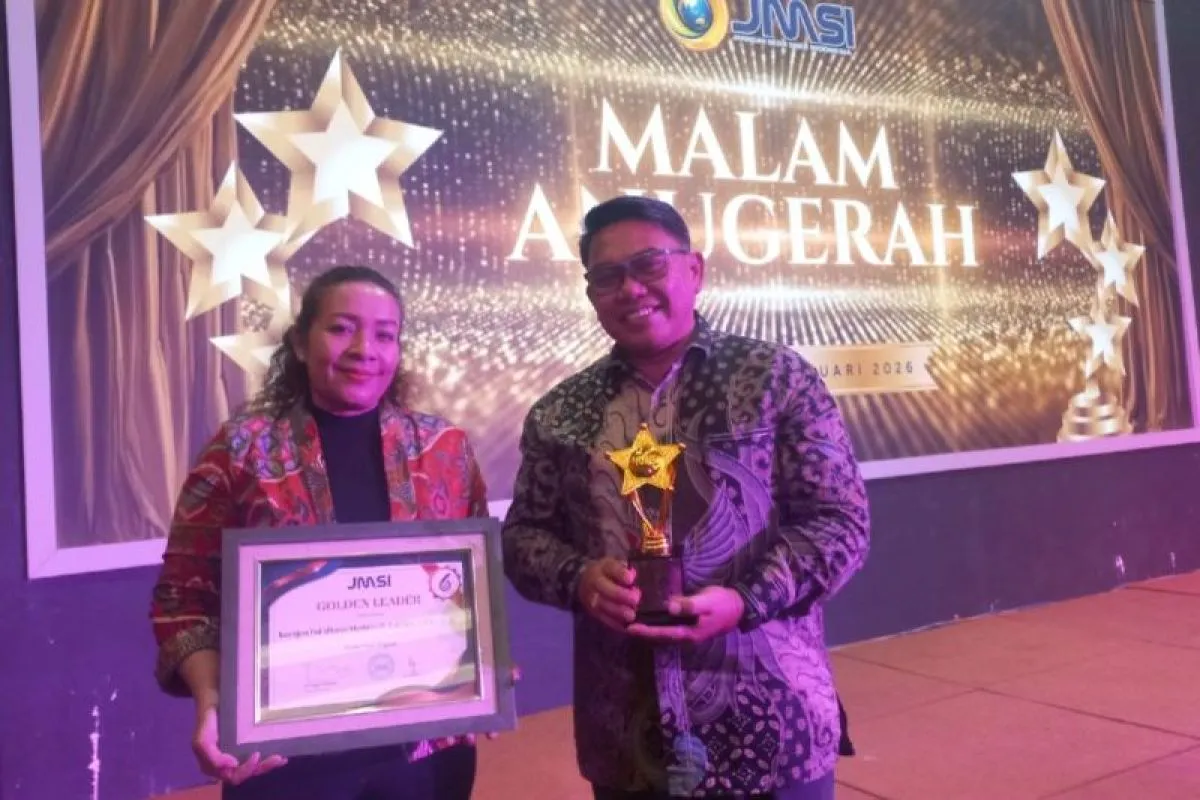 Gubernur Papua Matius D. Fakhiri Terima Penghargaan Golden Leader dari JMSI