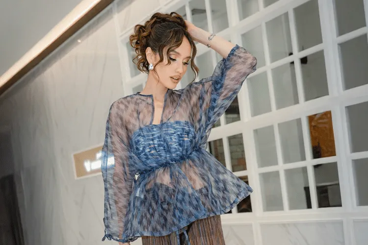 Selebritas Indonesia Tampilkan Gaya Menawan Rayakan Hari Batik Nasional 2025