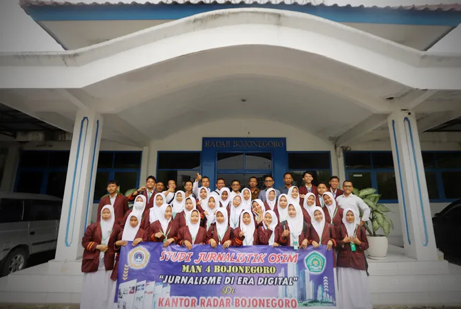Siswa MAN 4 Bojonegoro Kunjungi Ruang Redaksi Radar Bojonegoro untuk Belajar Jurnalistik