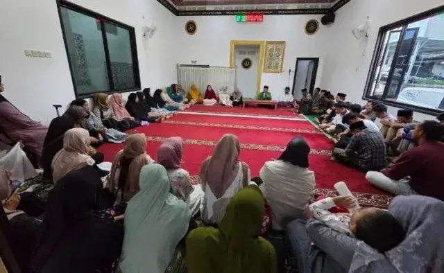 Kebersamaan Relawan dan Jamaah Mushola dalam Buka Puasa Bersama di Sukorejo