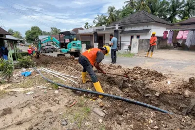Hutama Karya Lanjutkan Instalasi Air Bersih untuk Huntara di Agam