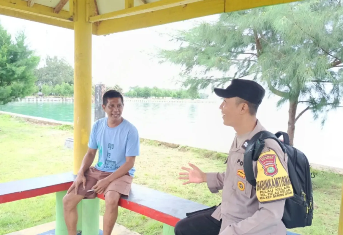 Bhabinkamtibmas Ajak Warga Jaga Keamanan dan Kamtibmas di Pulau Kelapa