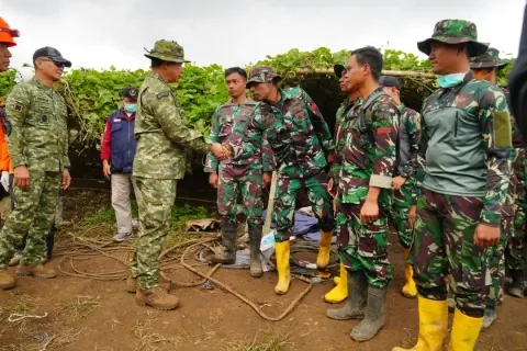 Panglima TNI Tinjau Penanganan Longsor di Cisarua