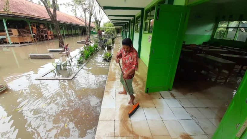 Banjir Menggenangi Ruang Kelas, Siswa SMPN 1 Trowulan Beralih ke Pembelajaran Daring