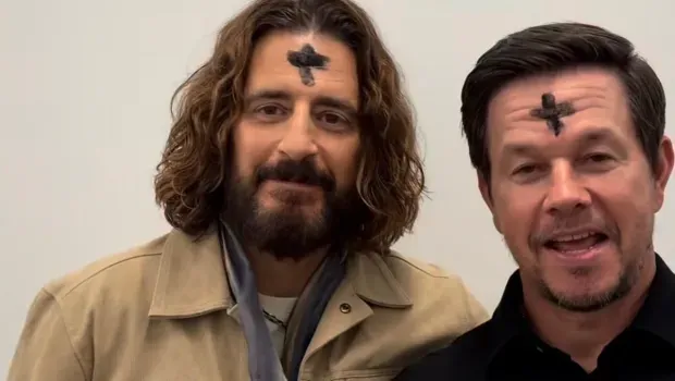 Mark Wahlberg dan Jonathan Roumie Tampilkan Dahi Bertanda Salib Abu