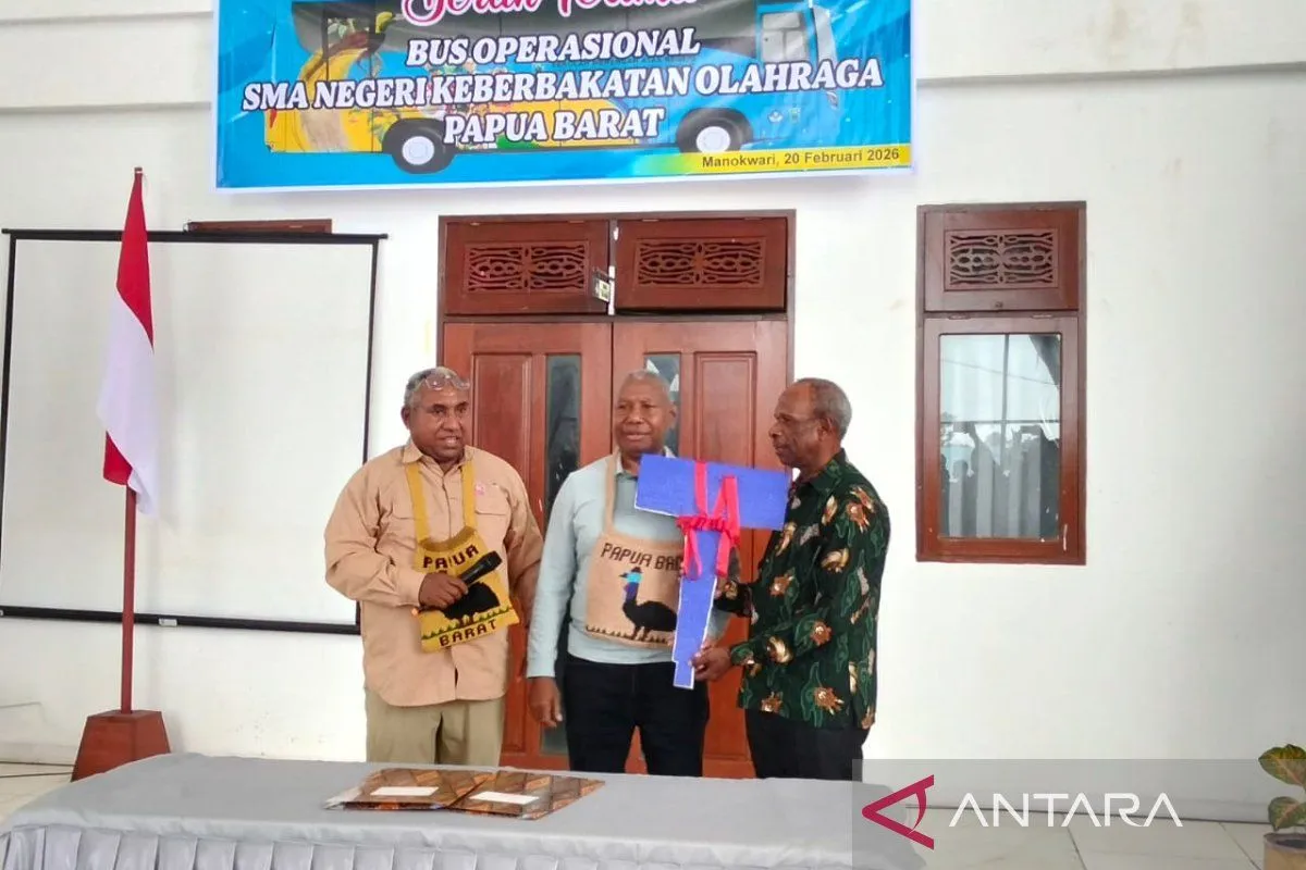 Gubernur Serahkan Bus Sekolah untuk Dukung SMA Negeri Keberbakatan Olahraga