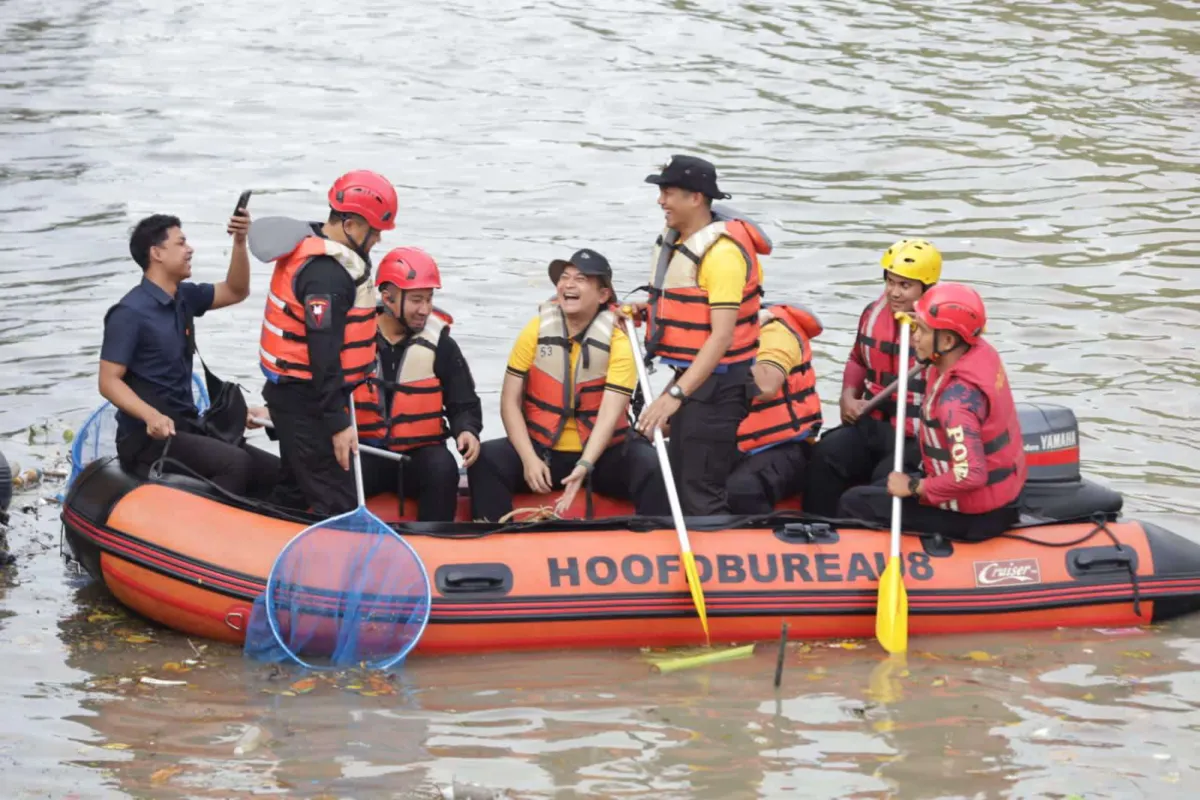 Polrestabes Surabaya Laksanakan Aksi Pembersihan Sungai Jembatan Merah