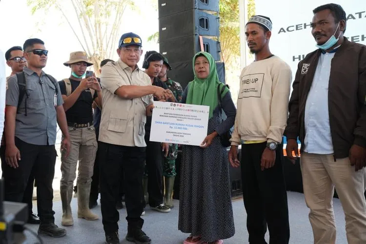 Pemerintah Serahkan Bantuan Perbaikan Rumah untuk Warga Terdampak Bencana di Aceh Tamiang