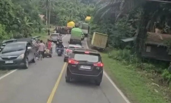Kecelakaan Lalu Lintas di Jalan Poros Samarinda-Bontang, Truk Terguling Hantam Mobil Penumpang