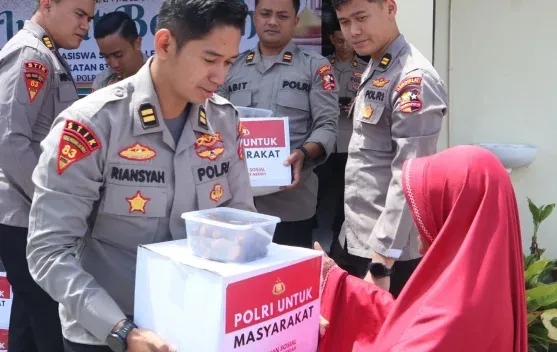 Polres Bener Meriah Bagikan Bansos Kapolri untuk Warga Kurang Mampu