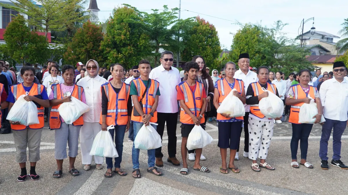 Walikota Ambon Resmikan Booth UMKM dan Serahkan Bantuan Sosial di RTP Wainitu