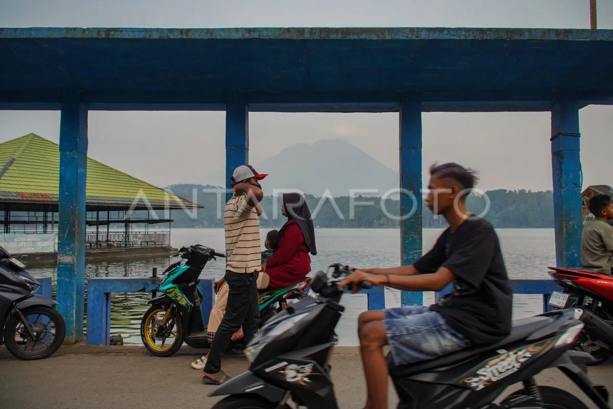 Warga Menunggu Berbuka Puasa di Danau Ranu Klakah