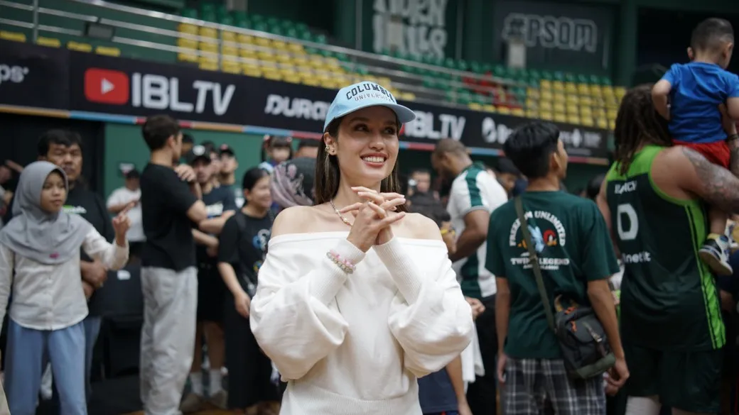 Cinta Laura Dukung Bogor Hornbills di Laga IBL