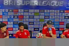 Duel Klasik di JIS: Persija Jakarta Bertekad Rebut Puncak, PSM Makassar Berjuang Jauhi Zona Merah