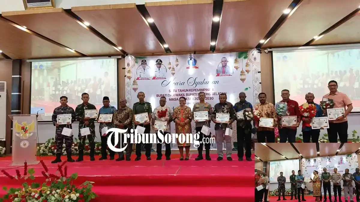 Bupati Sorong Selatan Berikan Penghargaan kepada Tiga Dinas Berprestasi